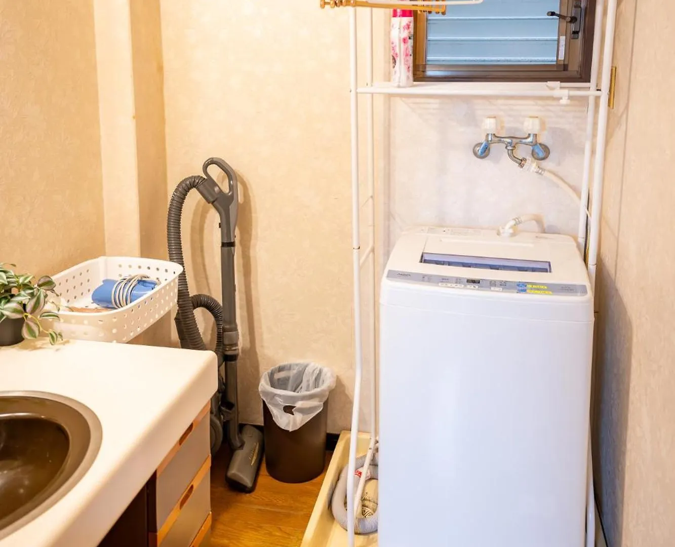 Casa vacanze 大阪市東成区一軒家貸し切りファミリー向け小型車のみ無料駐車場可private For Families, Small Car Free Parking独栋可停小车 Giappone