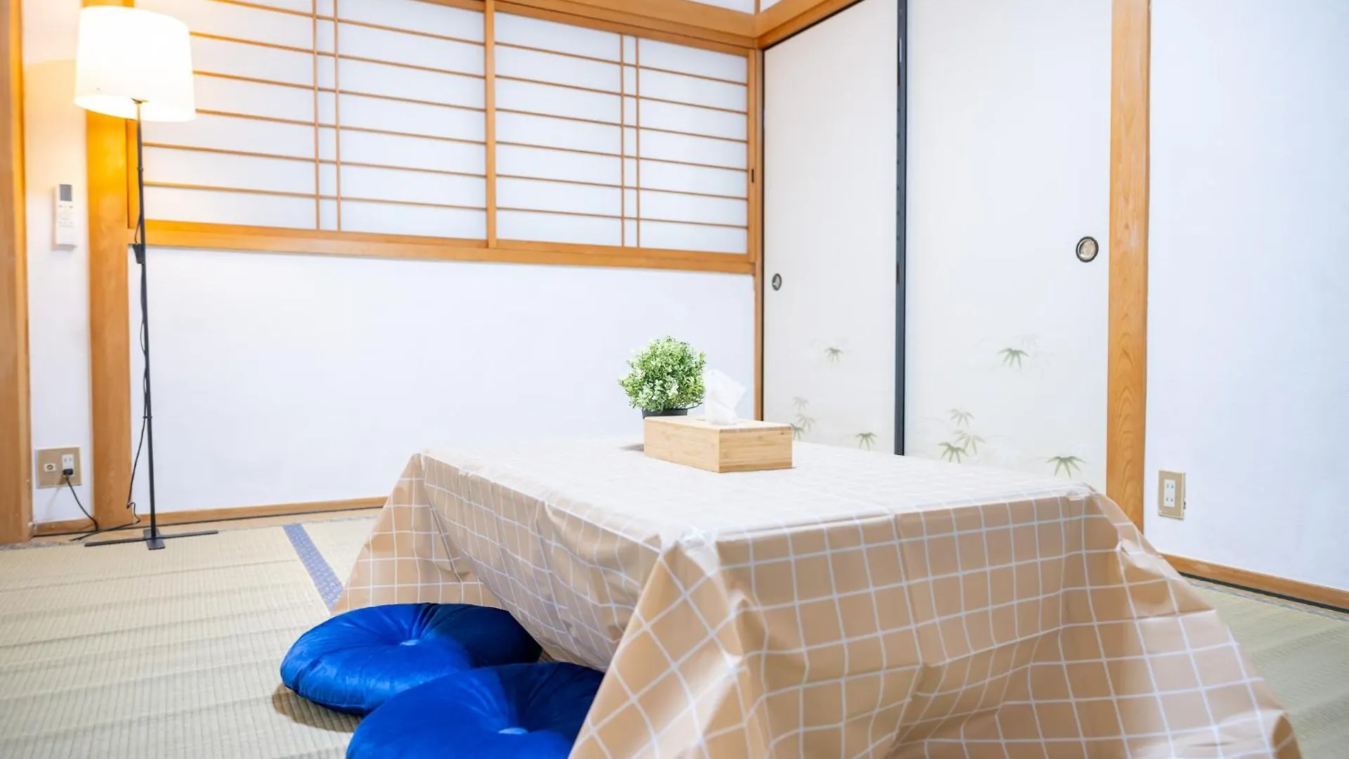 Casa vacanze 大阪市東成区一軒家貸し切りファミリー向け小型車のみ無料駐車場可private For Families, Small Car Free Parking独栋可停小车